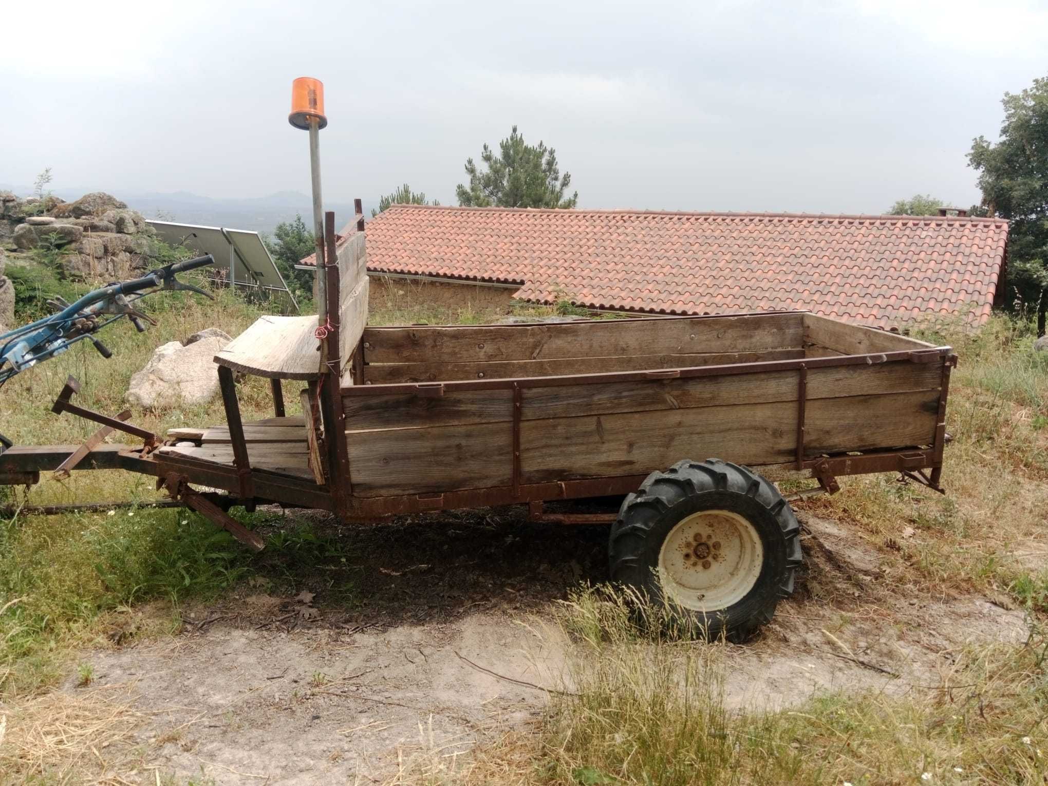 Trator antigo com motor Lombardini diesel + atrelado – Funcional €750