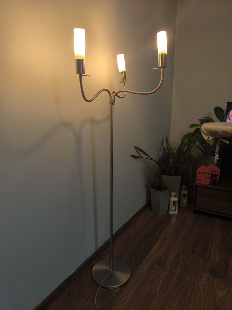 Stojąca lampa z 3 ruchomymi ramionami