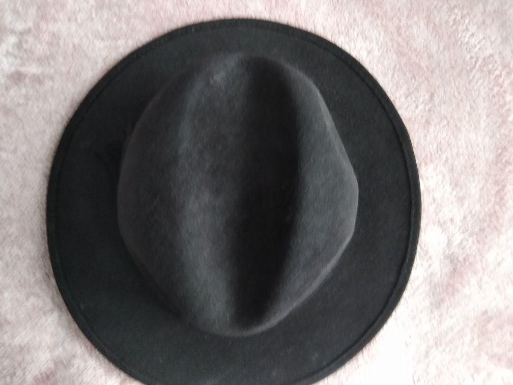 Czarny kapelusz z warkoczem