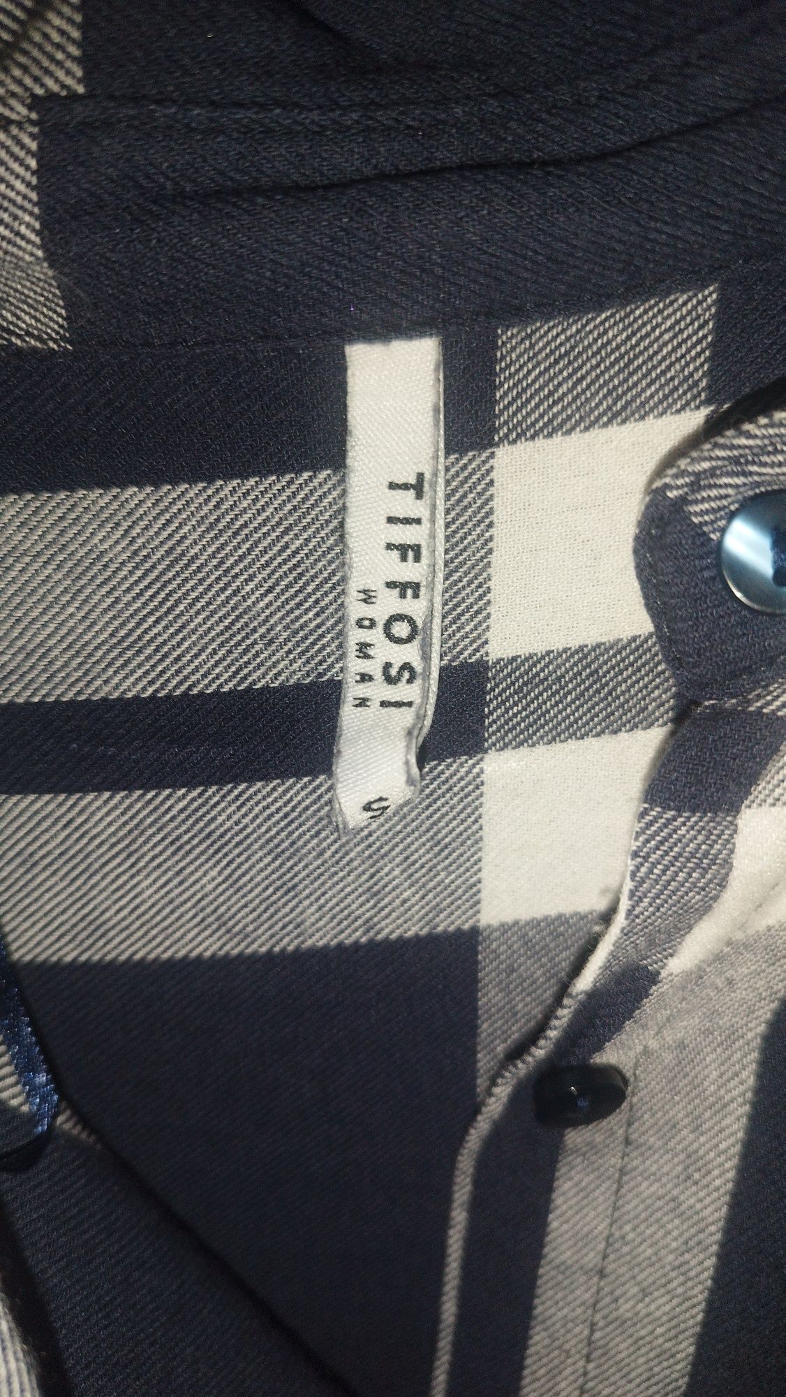 Camisa xadrez azul e branca