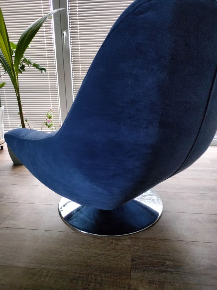 Wygodny  welurowy niebieski  fotel obrotowy z chromowaną podstawą