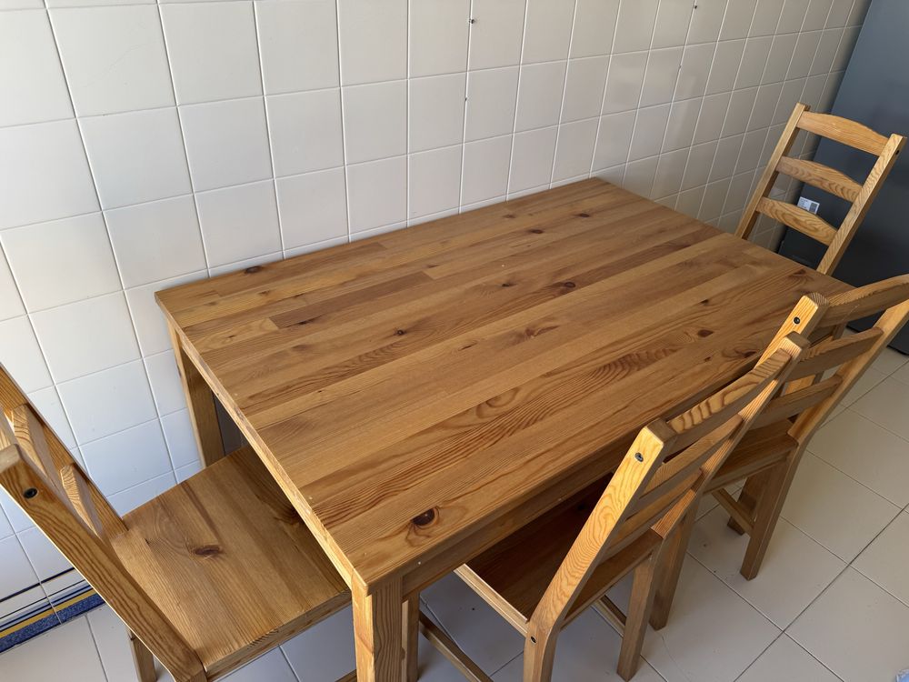 Mesa e 4 cadeiras