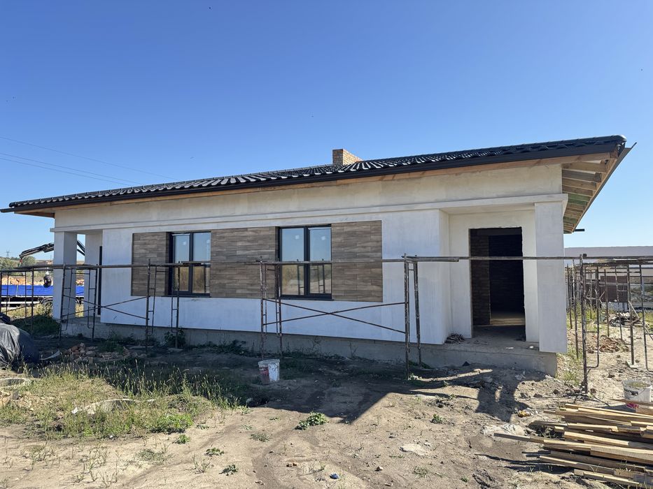 Продам котедж з комунікаціями на 3 кімнати+ділянка 2,5 сот