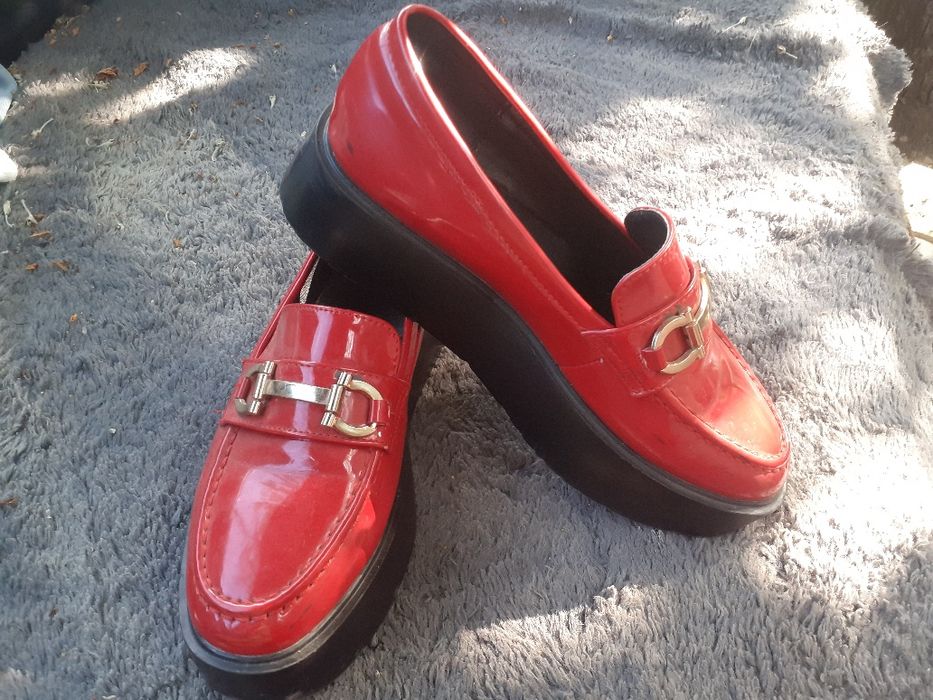 Женские лаковые туфли