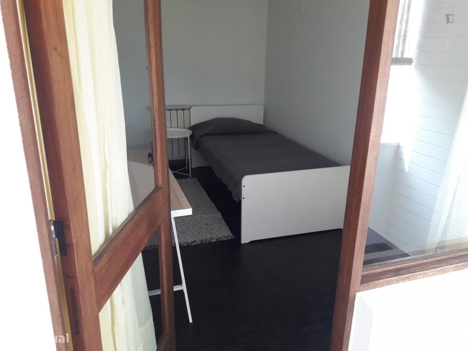 245129 - Quarto com cama de solteiro acolhedor...