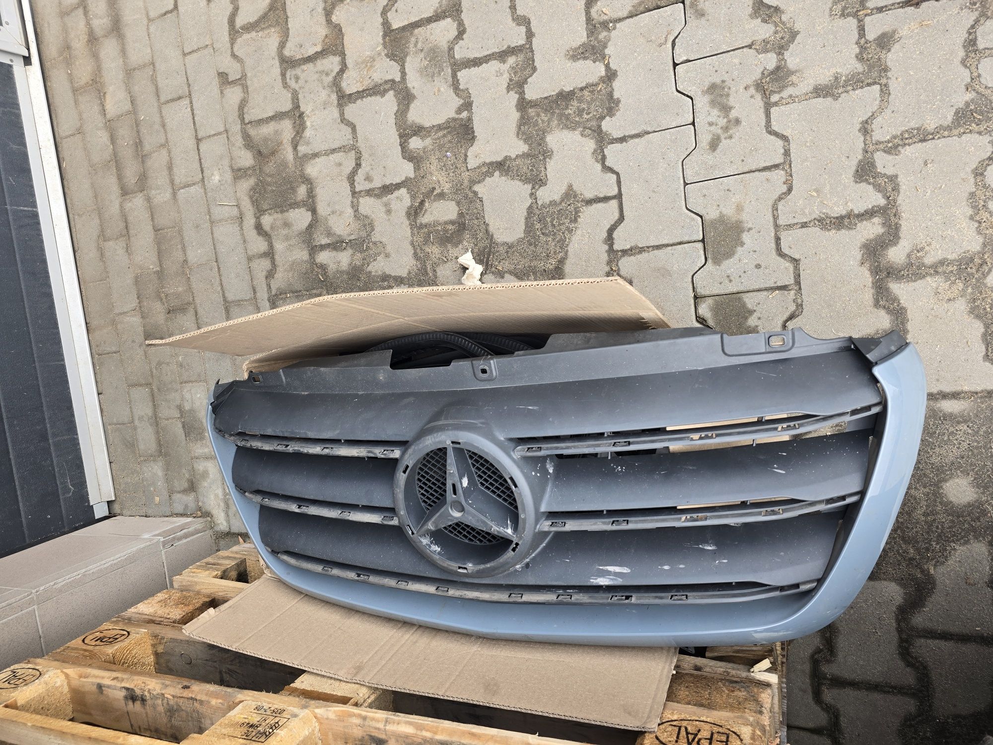 Mercedes-Benz 317, 2019r Zderzak przedni, drzwi pasażera, grill przedn