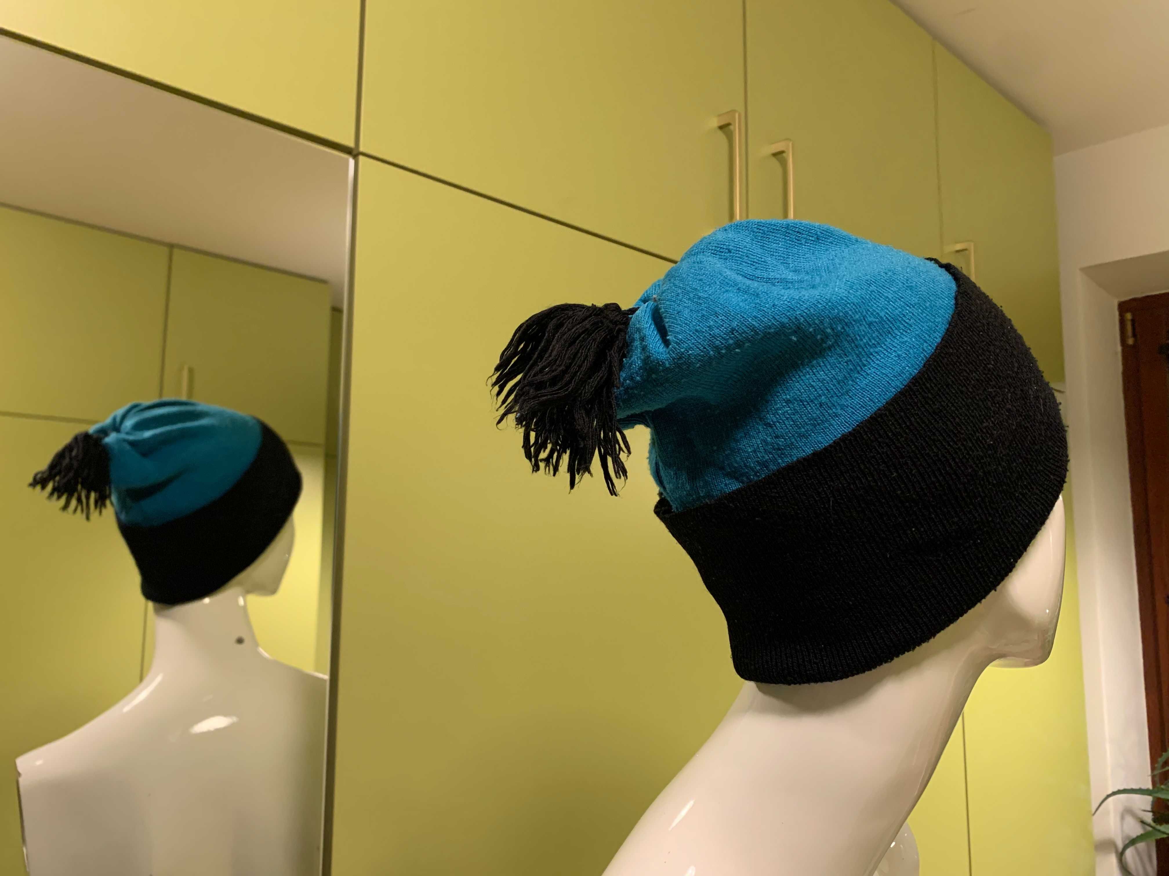 Czarno-niebieska czapka z pomponem