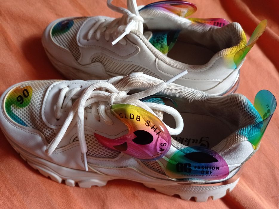 Продам жіночі кросівки 37 розмір