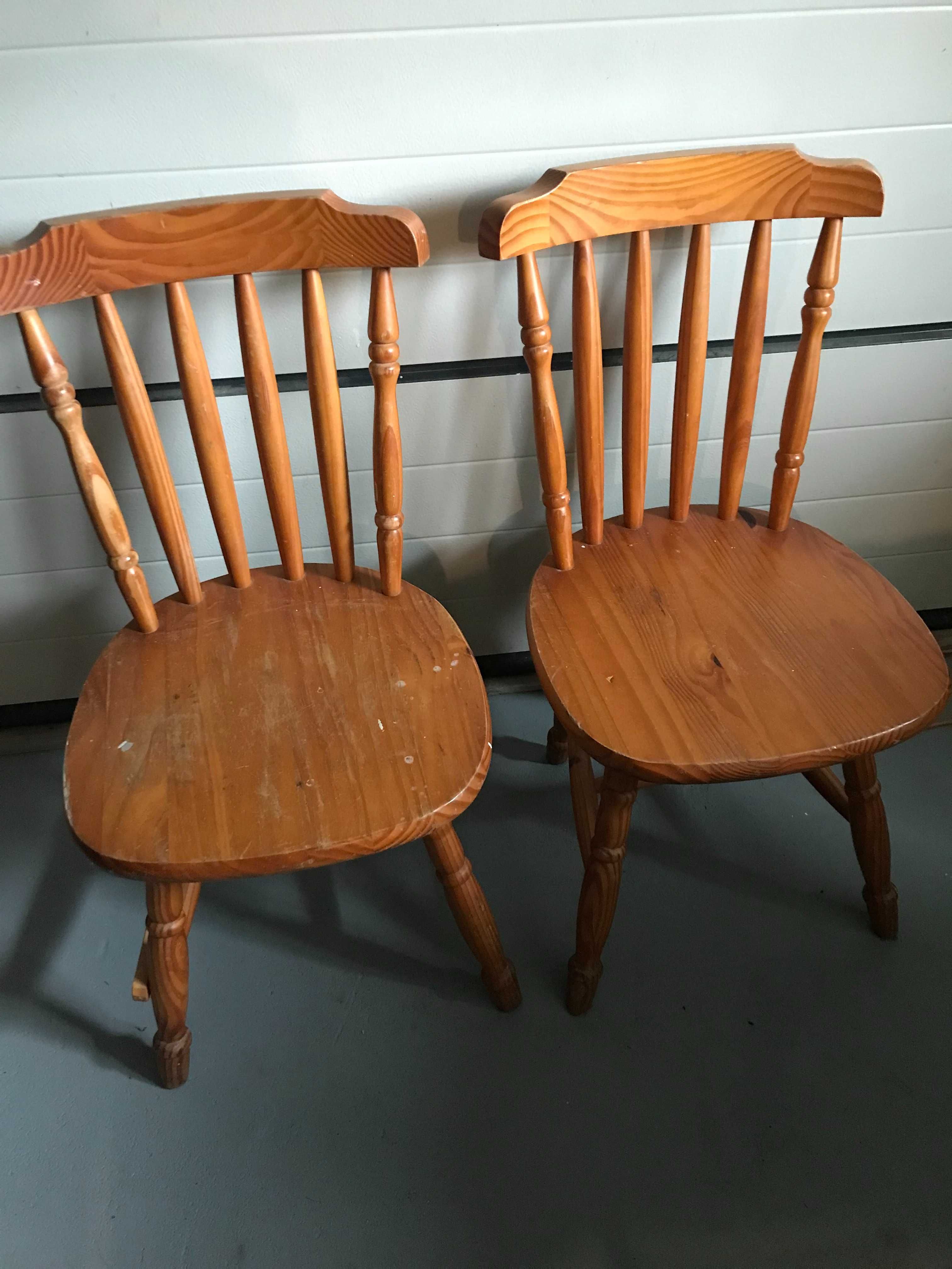 2 krzesła z litego drewna