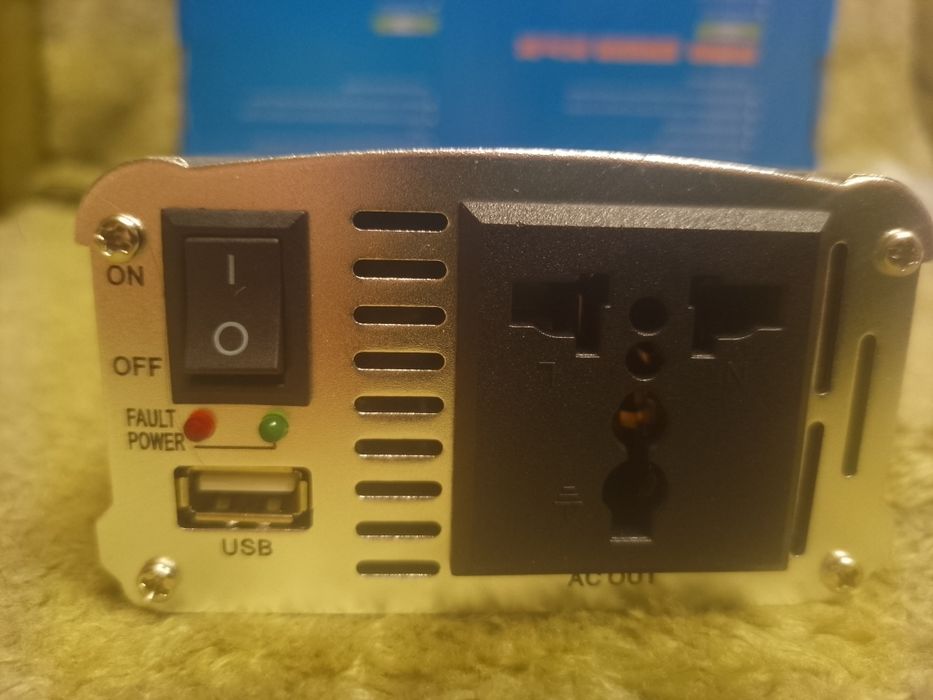 Автомобільний інвертор c 12V на 220V