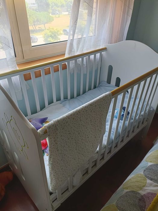 Berço branco com colchão incluído