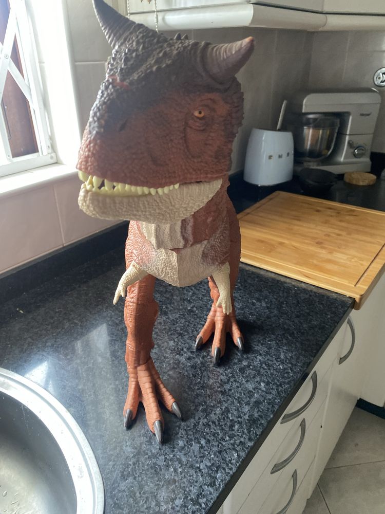 Vendo 2 dinossauros de brincar