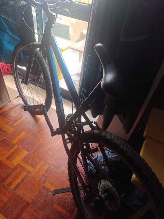 Bicicleta com suspensão  em bom estado