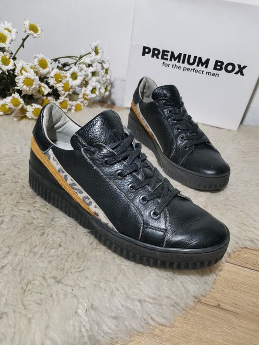 Кросівки шкіряні 40 розмір