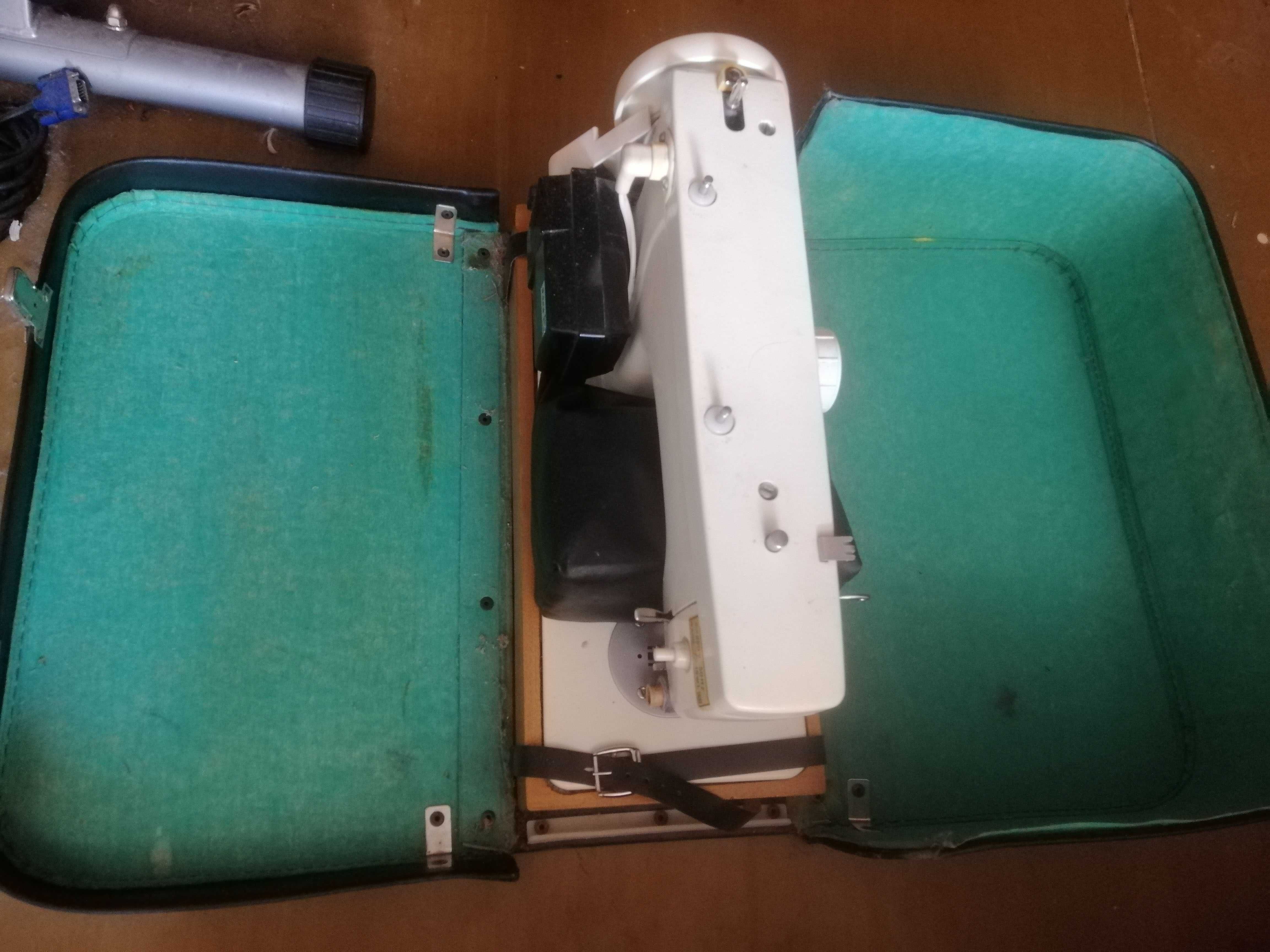 Швейная машинка (машина) с электроприводом Чайка 132 М