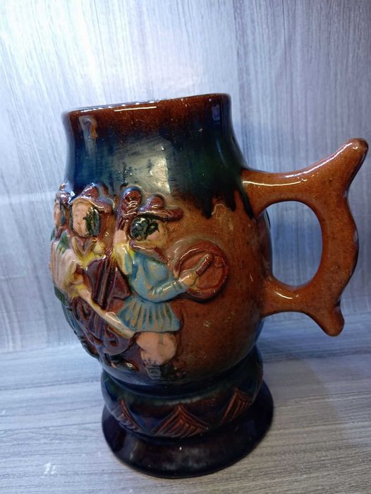 Ceramiczny kufel z motywami muzyków ludowych - PRL