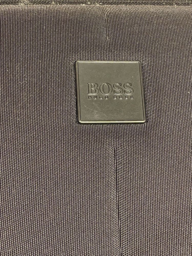 Mala porta fatos Hugo Boss preto alça amovível