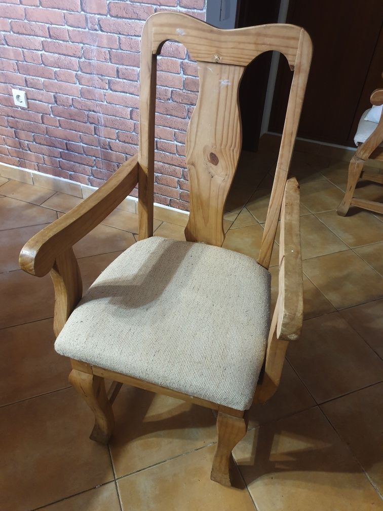 Mesa de madeira maciça e cadeiras