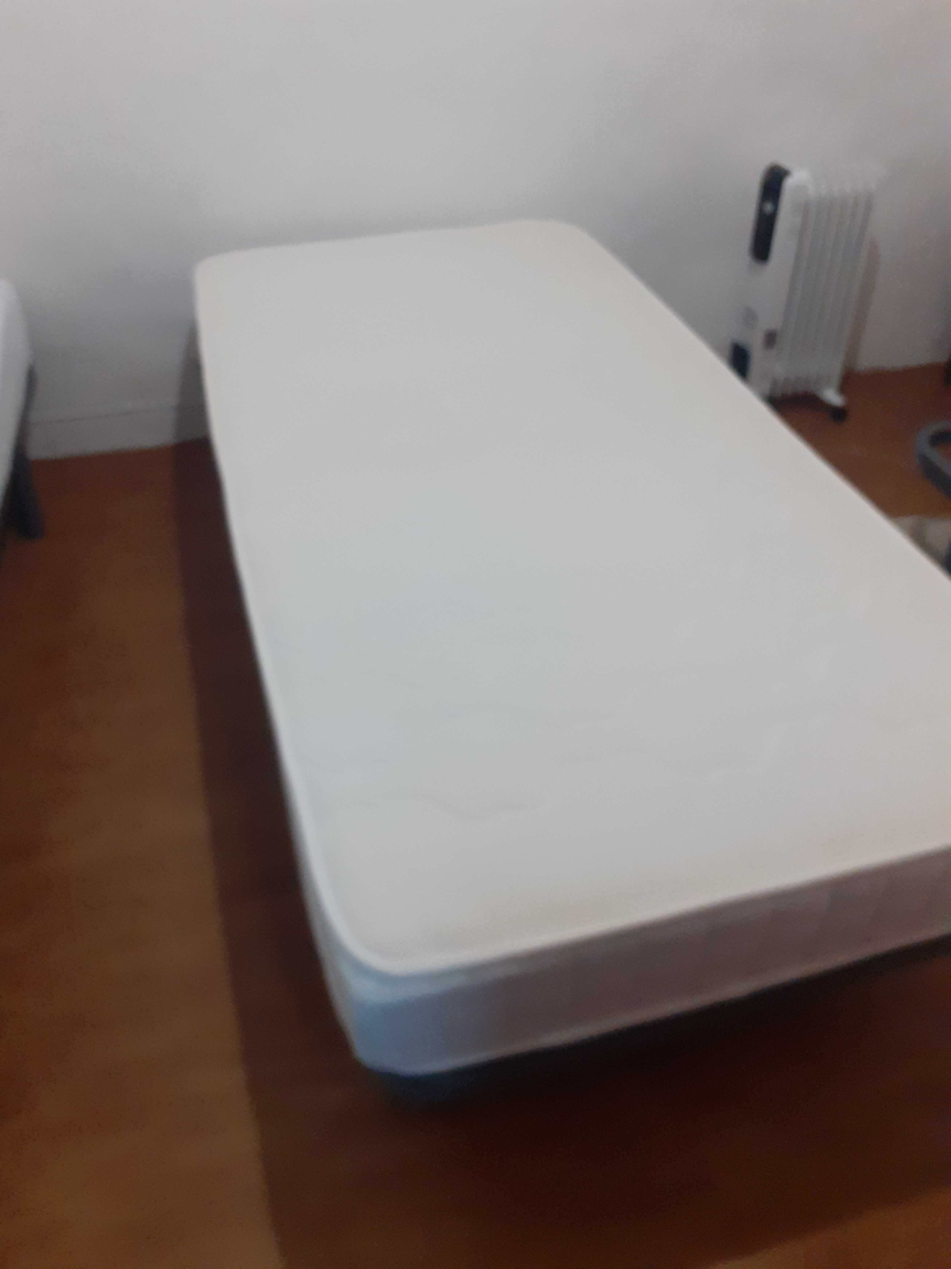 Cama de solteiro simples com colchão