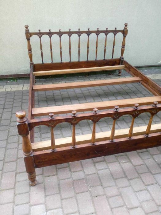 Solidne drewniane łóżko  160 x 200 + dwie szafki nocne.