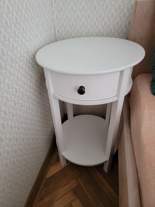 Тумба приліжкова