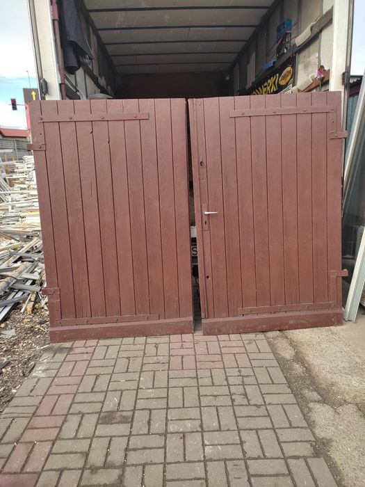 Drzwi garażowe drewniane grube i masywne