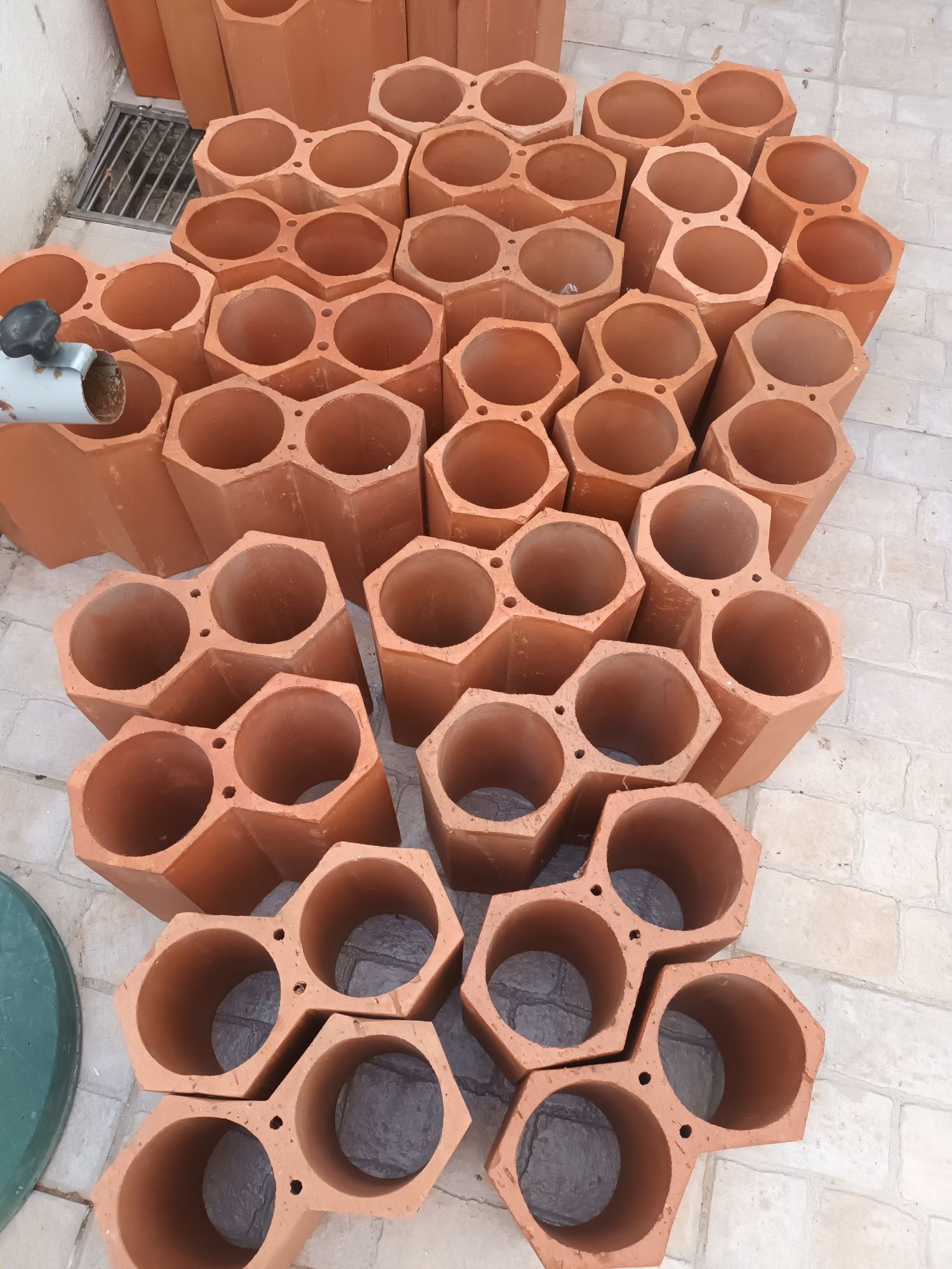 Garrafeira em tijolo duplo novo
