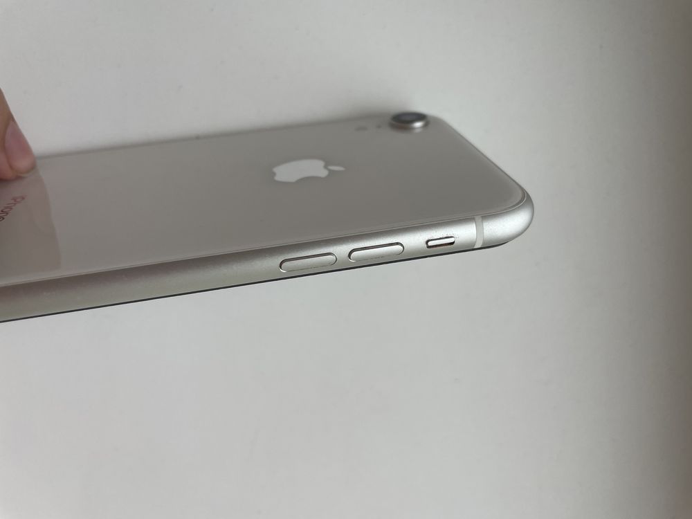 iPhone XR б/у в ідеальному стані із захисним склом та чохлом