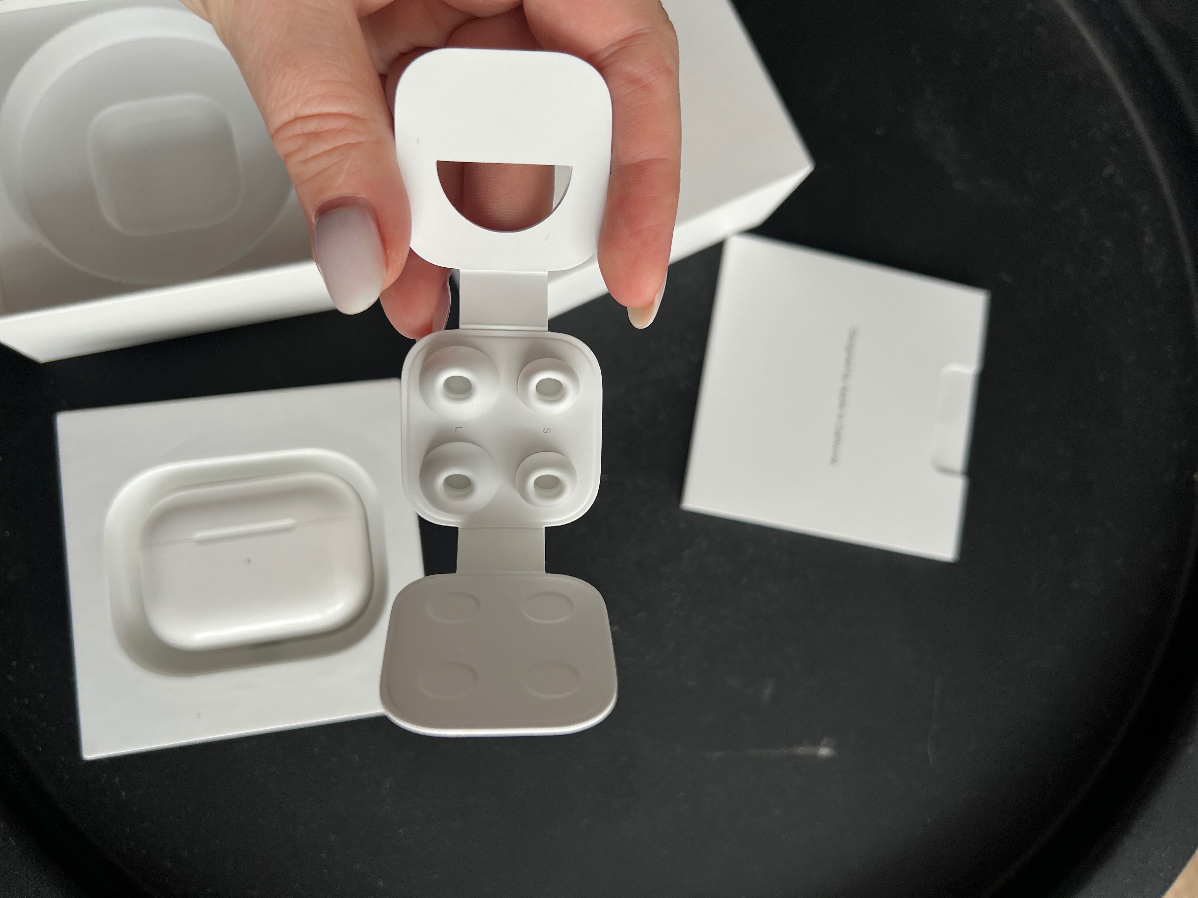 AirPods Pro – etui + lewa słuchawka