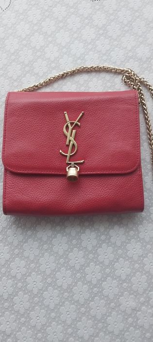 Клатч Saint Laurent Monogram Cassandre червоного кольору.