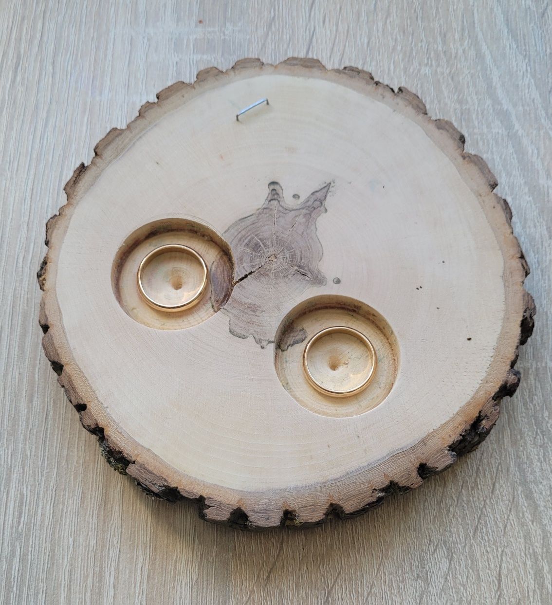 Plaster drewna na obrączki ślubne