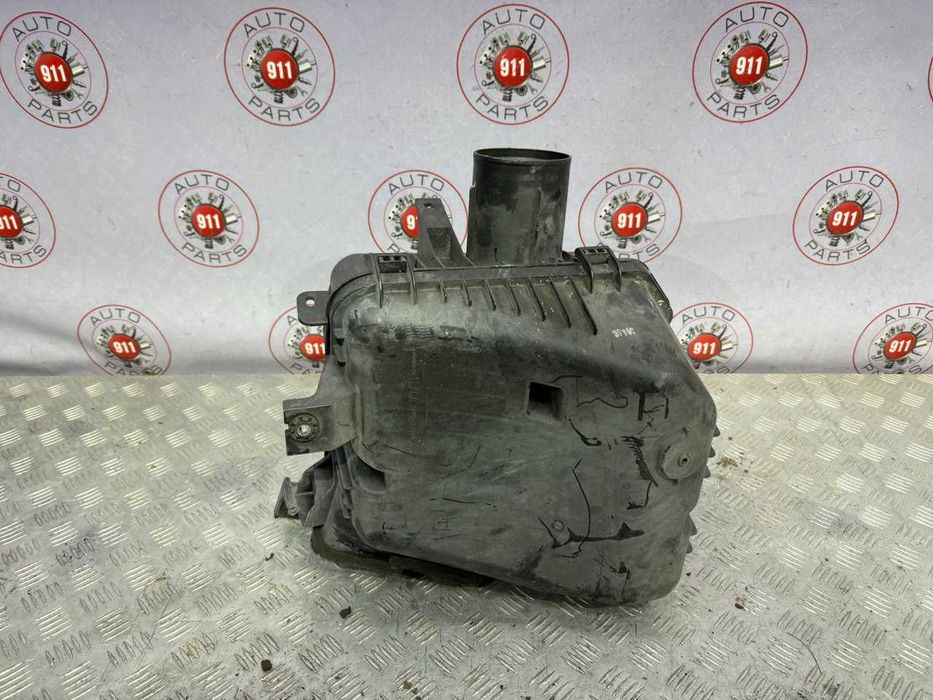 Бачок омивача та корпус повітряного фільтру на Infiniti QX80 RWD 2010+