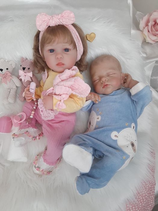 Piękna pełno winylowa lala w typie reborn