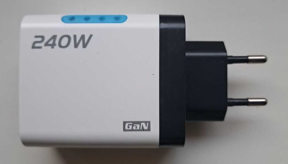 Потужні зарядні пристрої телефонів  120W та 240W різноманітні кабелі