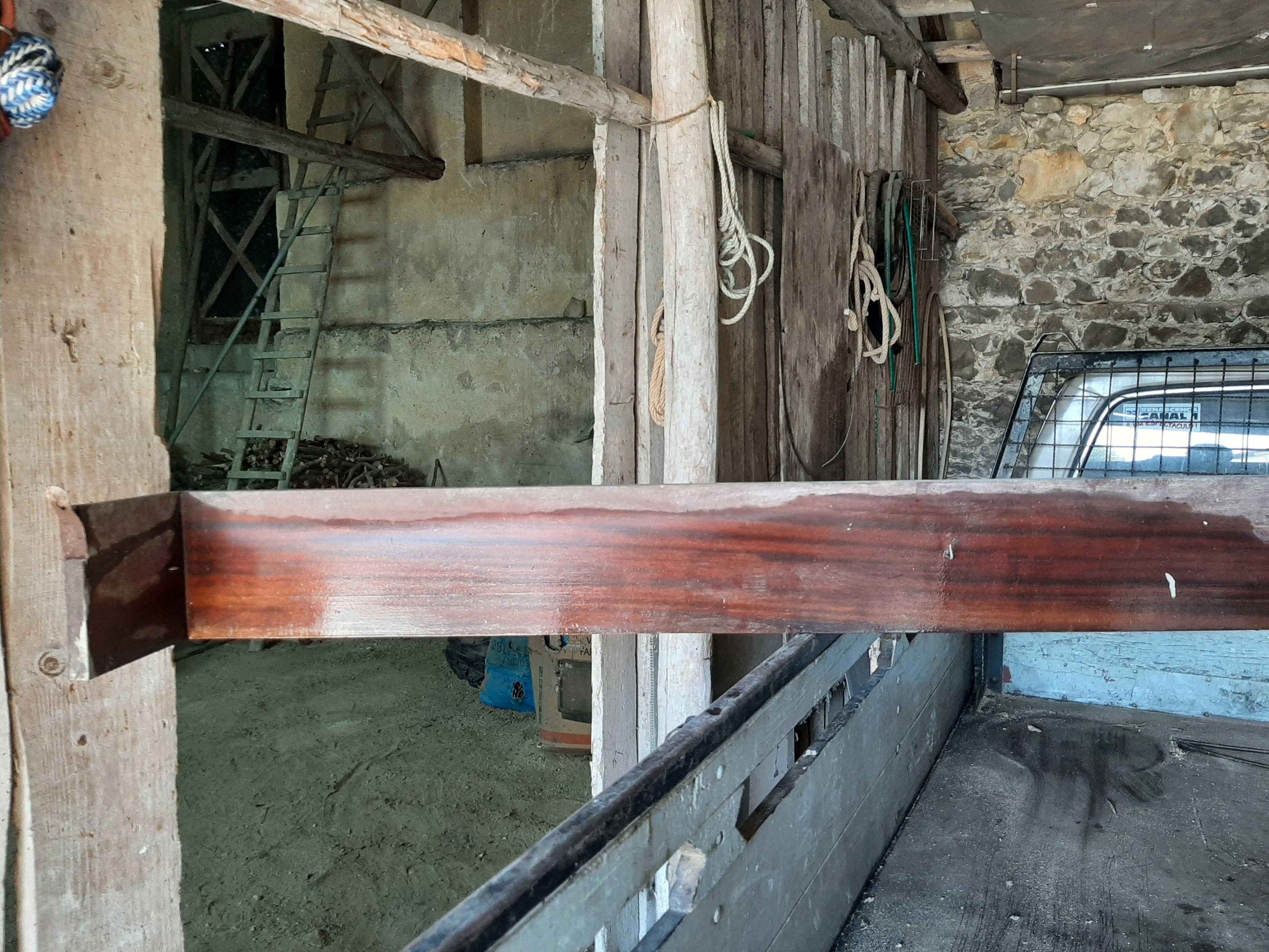 Sanefa em madeira para cortinados. e chapas em madeira.