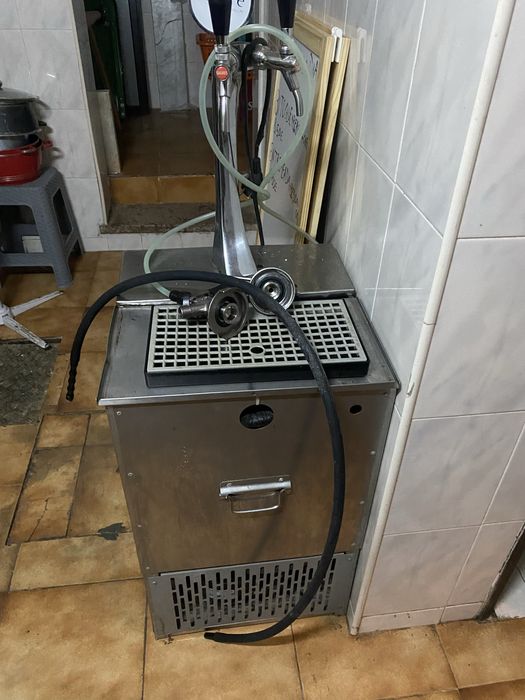 VENDE-SE FRIGORIFICO E SERPENTINA, MESA E CADEIRAS EM BOM ESTADO.