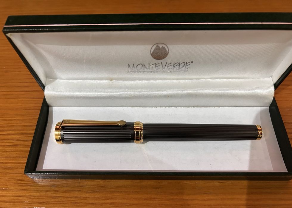 Canetas diversas novas