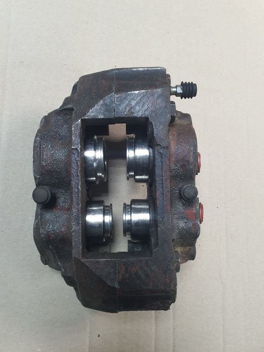 Суппорт лівий з НЕРЖ поршнями Москвич 412, 2140