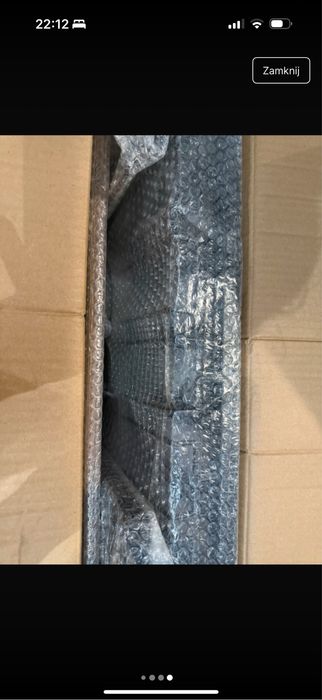 Stojak wieszak na wino z miejscem na kieliszki