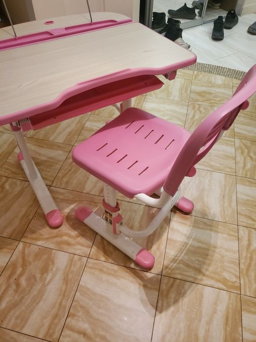 Парта, стілець дитячі.