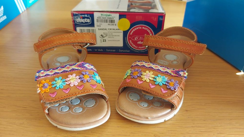 Vários pares sapatos/sandálias menina