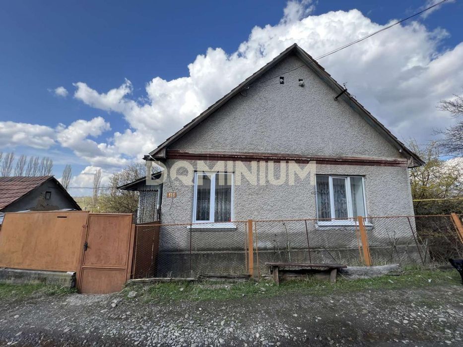 Продається будинок з великою земельною ділянкою в с. Крива