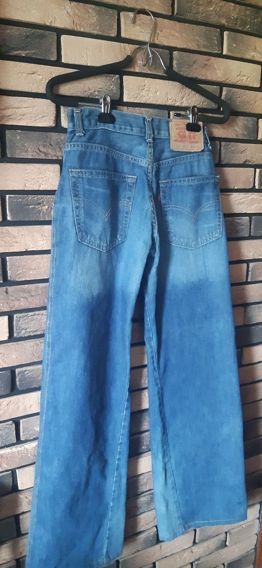 Джинсы     Levis