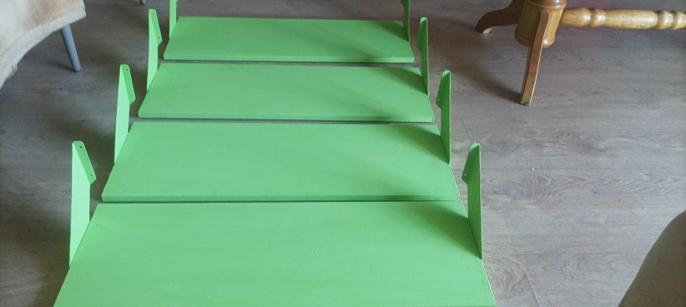 Zestaw 4 półek ściennych kolor jasny zielony z uchwytami