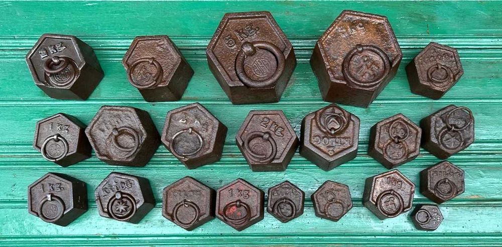 Pesos de balança antigos em ferro