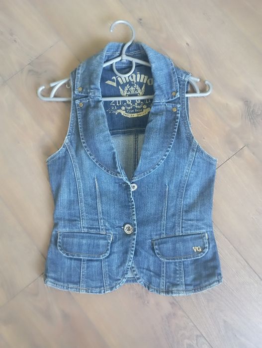 Жіноча джинсова жилетка.