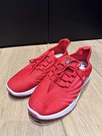 Червоні кросівки