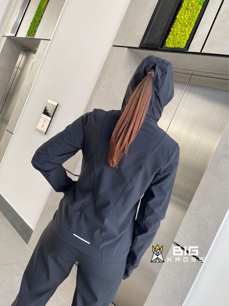 Жіноча Вітровка Nike Swift UV JKT