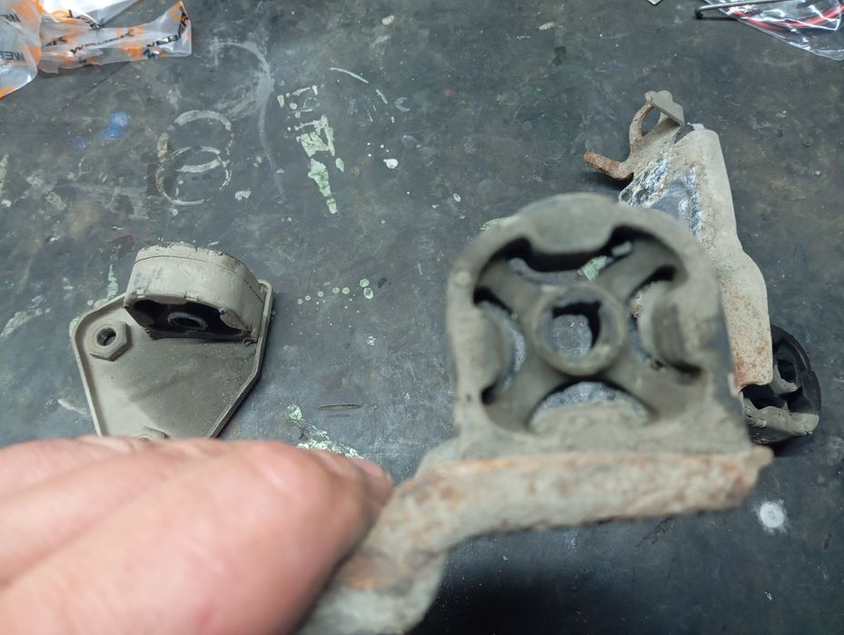 Продам кронштейн кріплення вихлопної труби Jeep Renegade