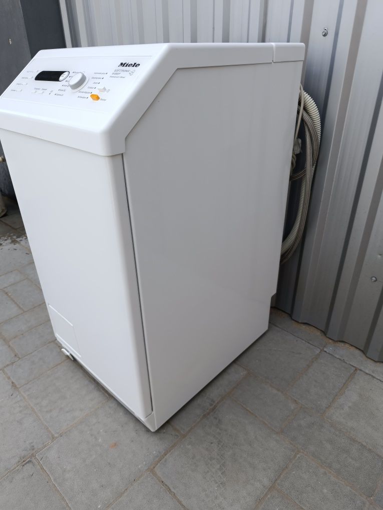 Вертикальна пральна машина Miele W690
